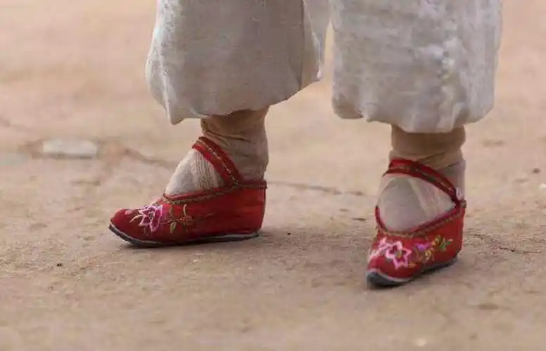 古代妇女缠足图片,残忍过程为满足男人变态审美