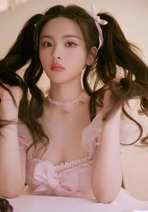 杨超越活力双马尾##杨超越粉色蓬蓬公主裙