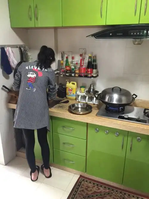 没错,这就是你们梁大厨认真洗米的背影