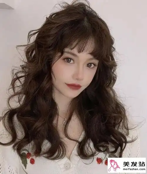 2023女生烫什么发型好看 最洋气满头卷烫发正流行