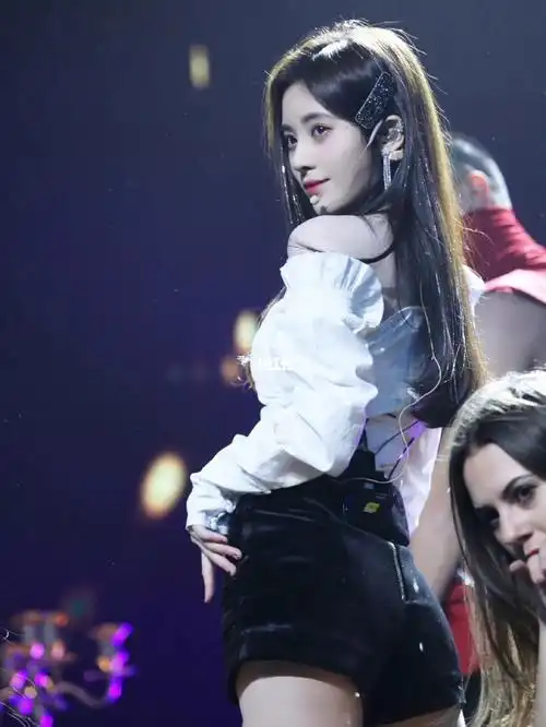 一边拿着冰糖葫芦一边唱歌