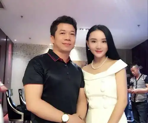 51岁陈星和美女合影成胖大叔, 这还是那个流浪歌王吗