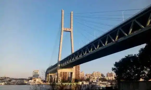 南抵奉贤西渡,除了即将要开通的5号线以外,原从奉浦大桥经过的莘海