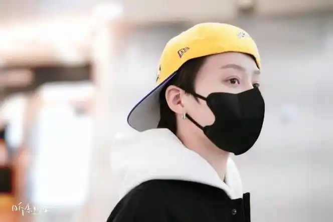 刘雨昕机场出发9615 反戴棒球帽,刘老师好帅