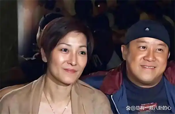 曾志伟的第一任妻子名叫王美华,他俩刚成年就办了婚礼.