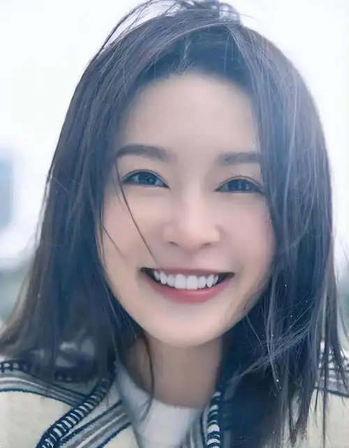 从画面来看李沁整个脸部偏瘦,鼻子变尖,法令纹明显,感觉脸上胶原蛋白