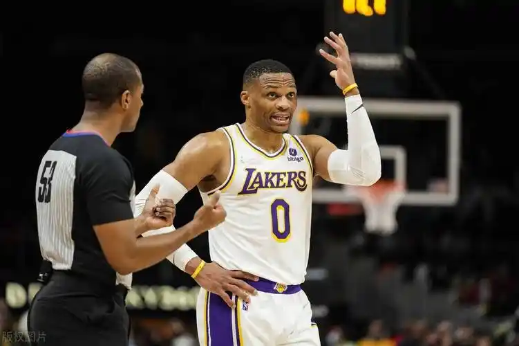 原创仅一夜季票遭收回韦斯特怒斥湖人勇士7连胜太阳轻取篮网