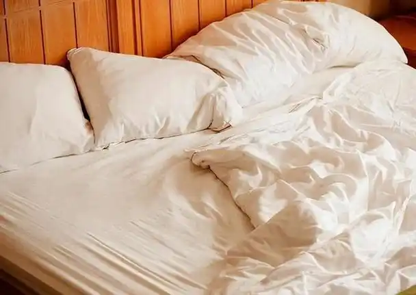 顾客住酒店退房后,酒店床单全要换,洗涤费该由客人出