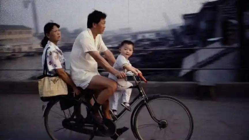 拍摄于1988年,自行车是那个年代主要的交通工具#老照片