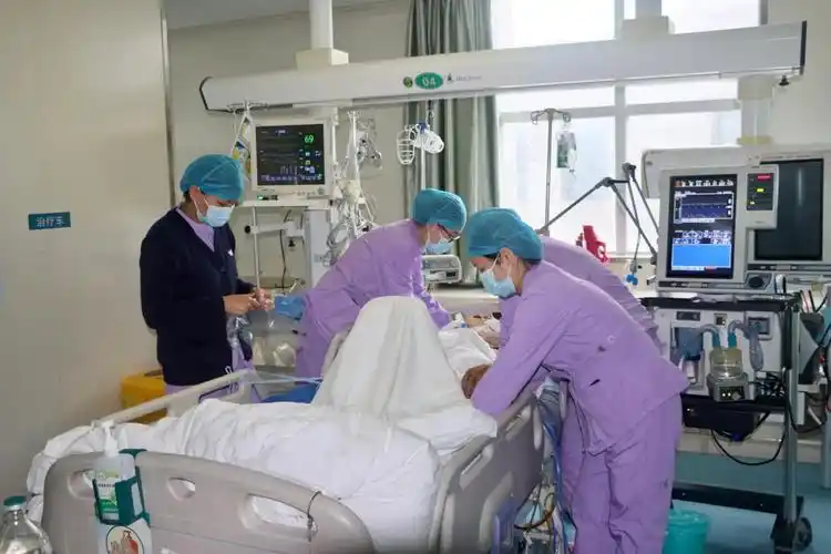 严谨求精勤奋奉献全心全意为患者服务渭南市中心医院重症医学科从无到