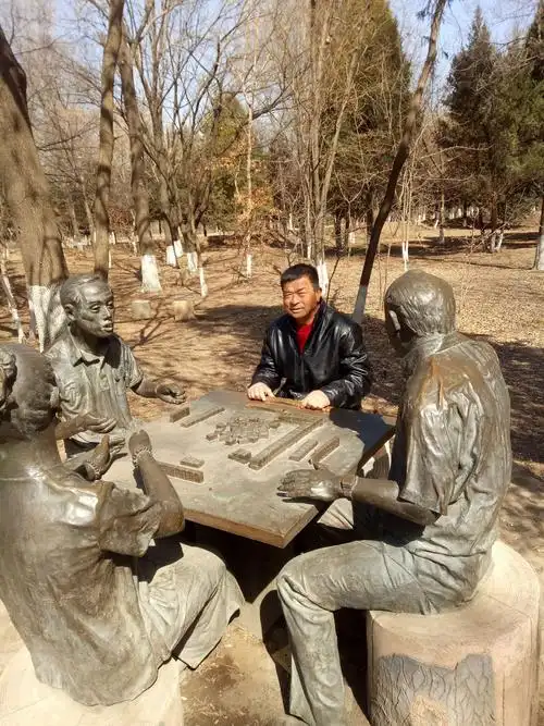 这个照片儿是我给照的.照的是全景,能体现出打麻将是三缺一.