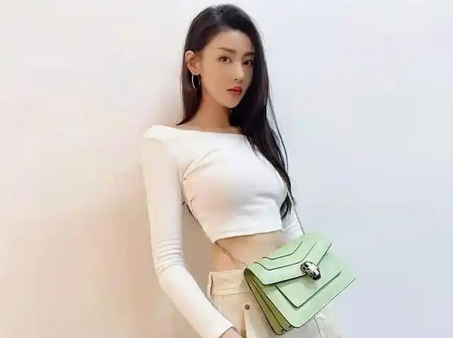 张天爱的露脐装造型火了,穿衣搭配引起热议,网友:衣服穿反了吧