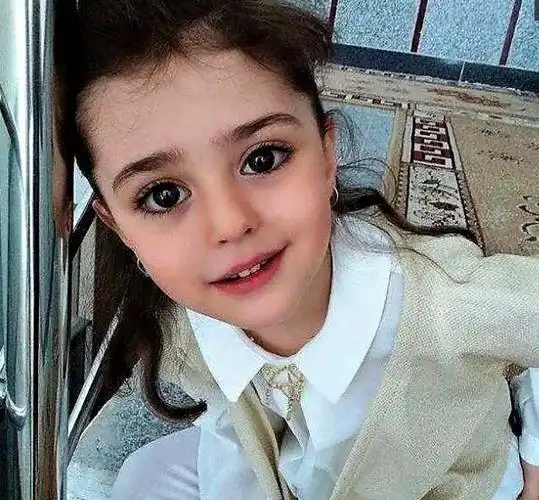 1/ 8 伊朗女孩mahdis今年刚刚8岁,长了一双勾人儿的大眼睛!