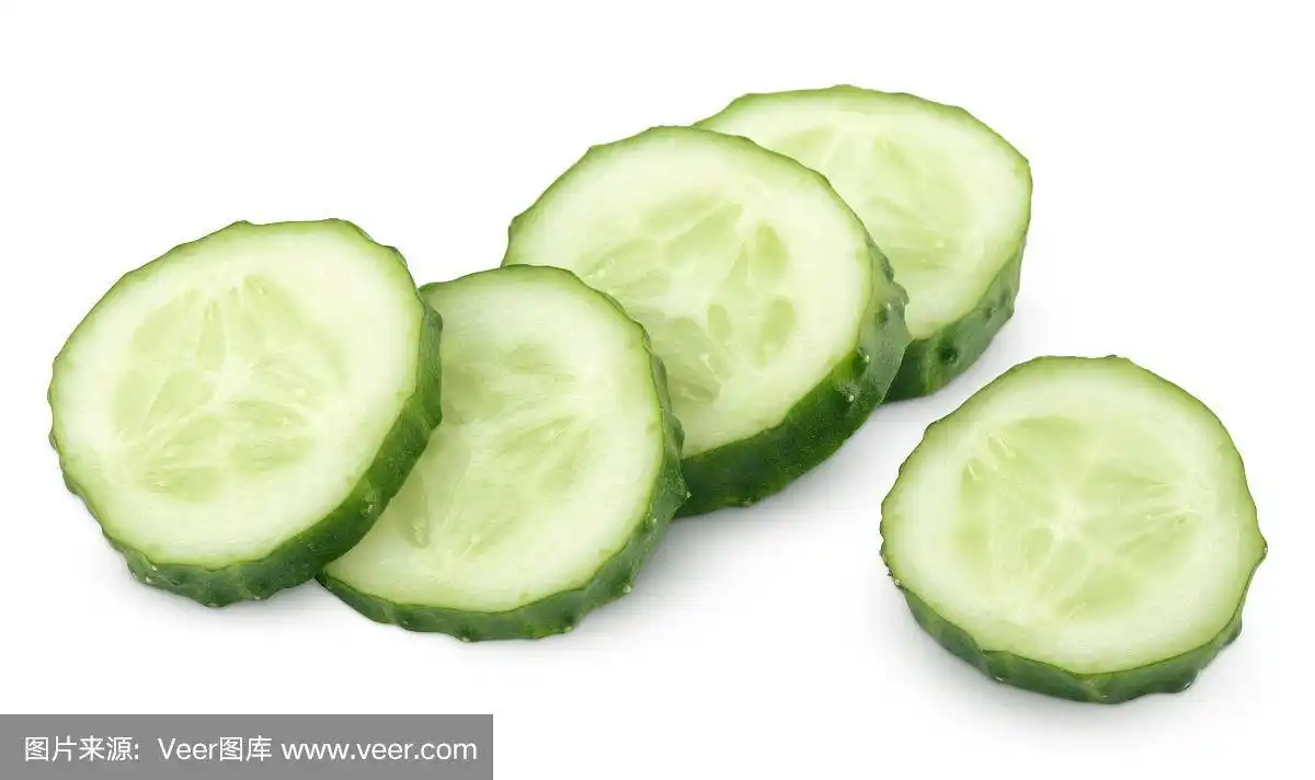 青瓜片孤立在白色上