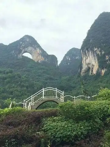 "月亮山其实是一个形象山,并没有进到景区,只是在旁边休息时