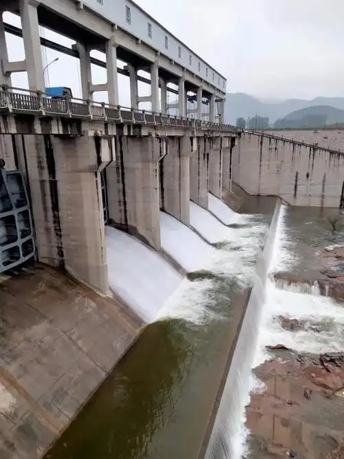 保定龙门水库提闸放水沿途居民注意安全