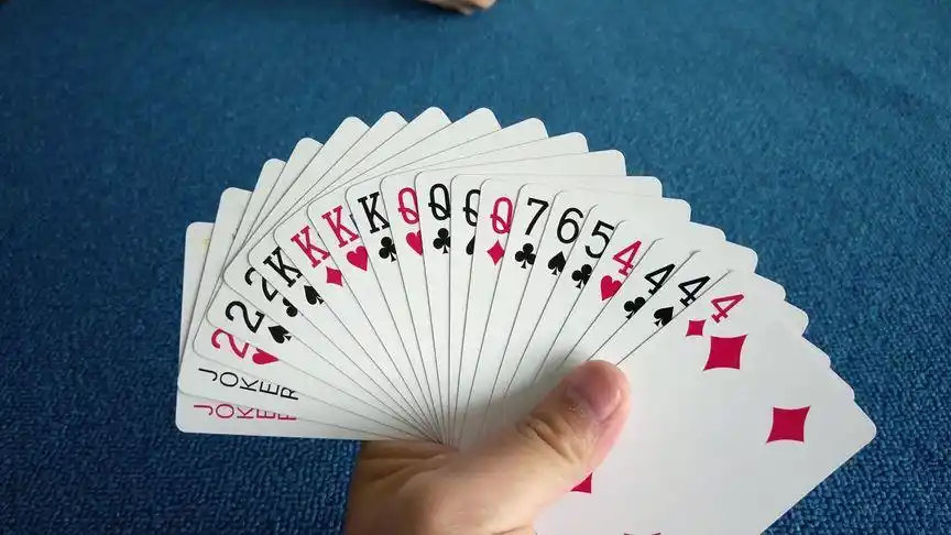 斗地主:一副好牌却打的稀烂,小哥开头就出错了,大神快来教教他