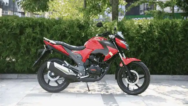 五羊本田最近一年更新了它旗下的旗舰跨骑车,本田幻影150,全新的外观