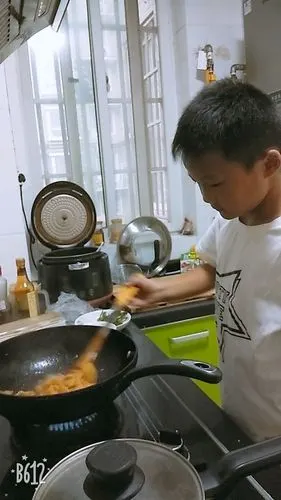 我第一次学炒菜