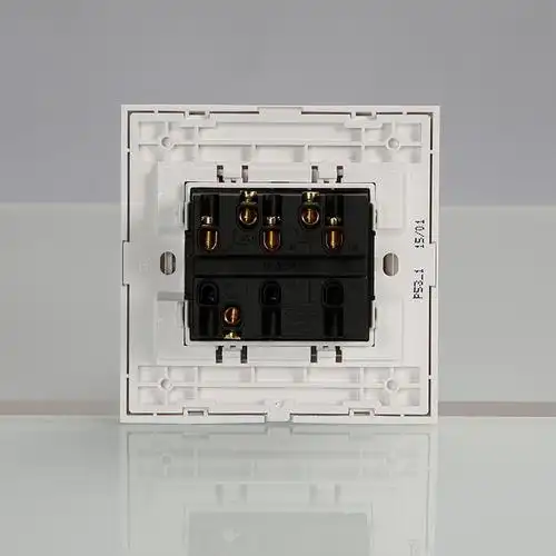 施耐德电气 三位三开三联单控 墙壁电源插座开关面板 10a 优意 白