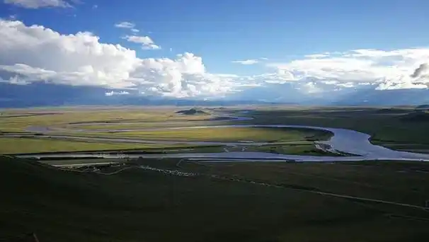 黄河九曲第一湾,位于中国四川省阿坝藏族羌族自治州若尔盖县唐克乡与