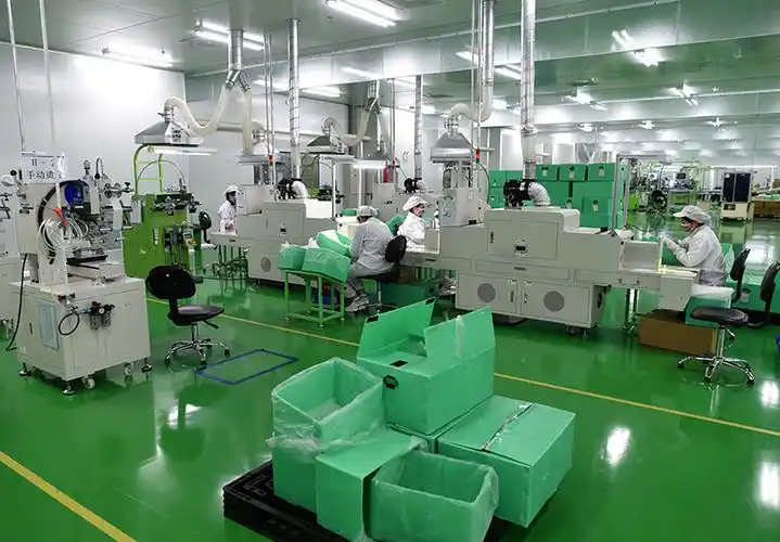 1月8日,工人在美妆小镇一家化妆品包装材料生产企业车间内作业.