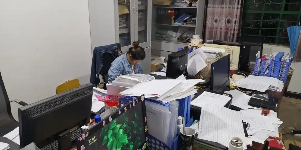 勐腊县易武中学教科室副主任,年轻的柳穆婷老师深夜加班.