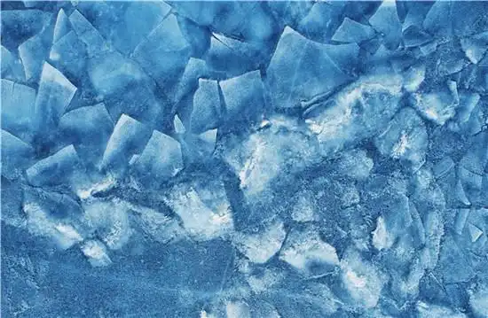 一块块冰裂纹点缀其中,宛如片片"龙鳞".