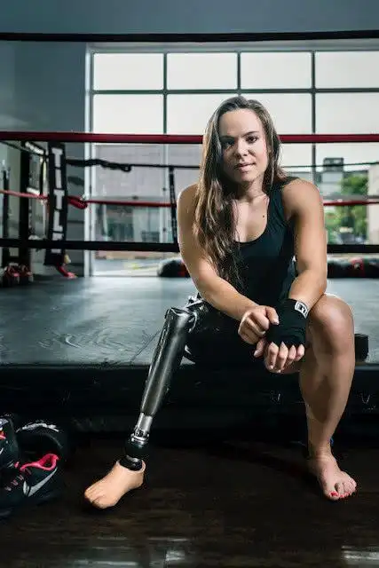 因残疾花季丧失自信 美国独腿姑娘苦练拳击找回自己