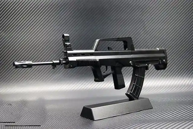 8mm口径突击步枪简称qbz95,该枪1997年首次露面,由枪管,导气装置,护盖