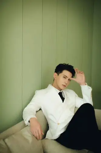 徐正溪身着黑色西装现身上海