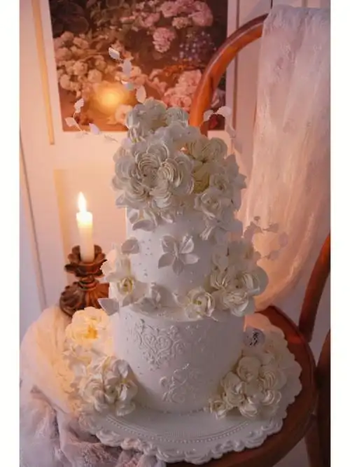 纯白色的双层婚礼韩式裱花蛋糕