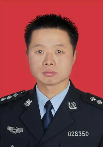 挥洒青春铸忠诚柞水县公安局巡特警大队大队长樊德锋先进事迹
