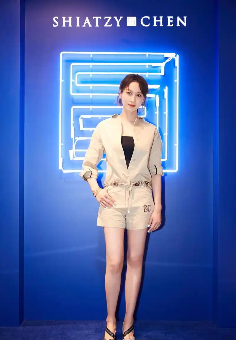 现在的设计越来越好看练束梅一身工装造型时髦且优雅