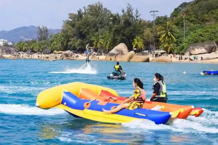 游客在体验丰富的海上娱乐项目.天涯海角游览区供图
