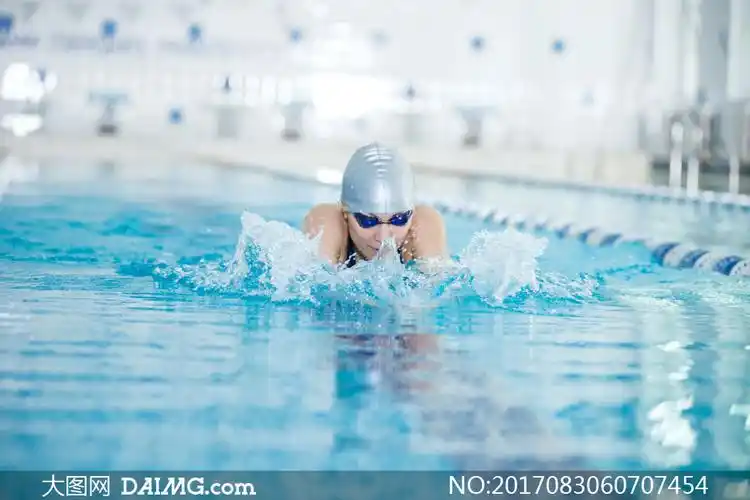 在游泳池中的游泳健将摄影高清图片