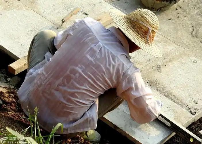 实拍烈日下农民工的背影