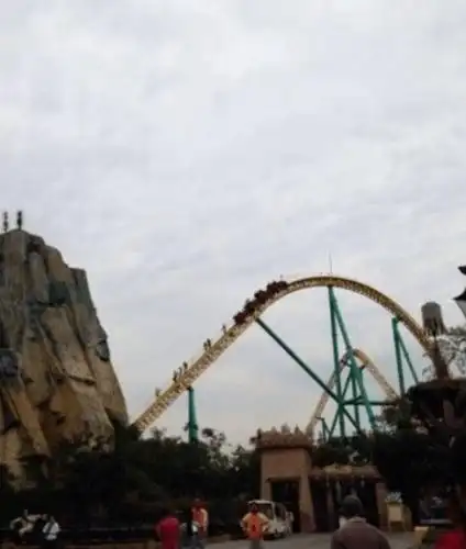 16伤一游乐场飞椅高空坠落事发瞬间太吓人