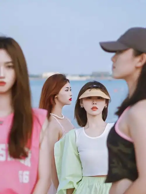 四人合照这么拍氛围感直接拉满