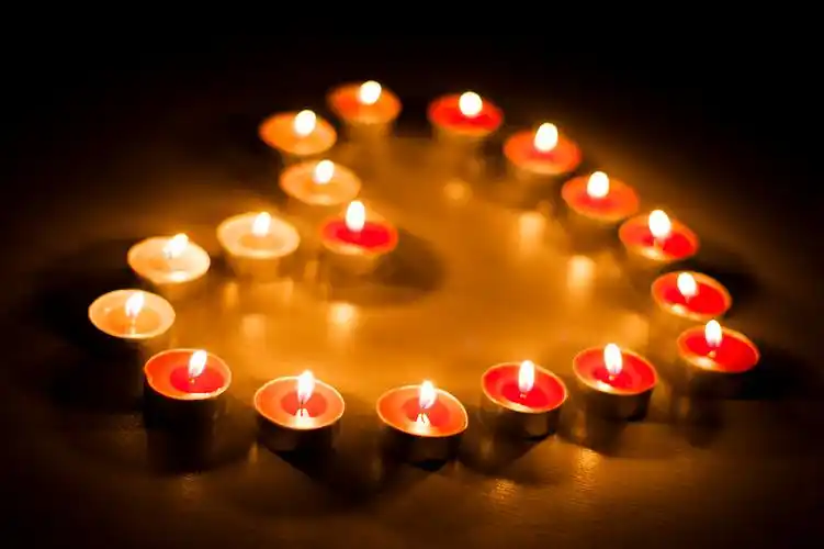 蜡烛被摆成爱心形状心形