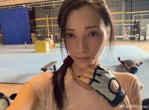 "妲己"娜然连发《封神》幕后照,为演好角色去动物园观察狐狸,练汉语