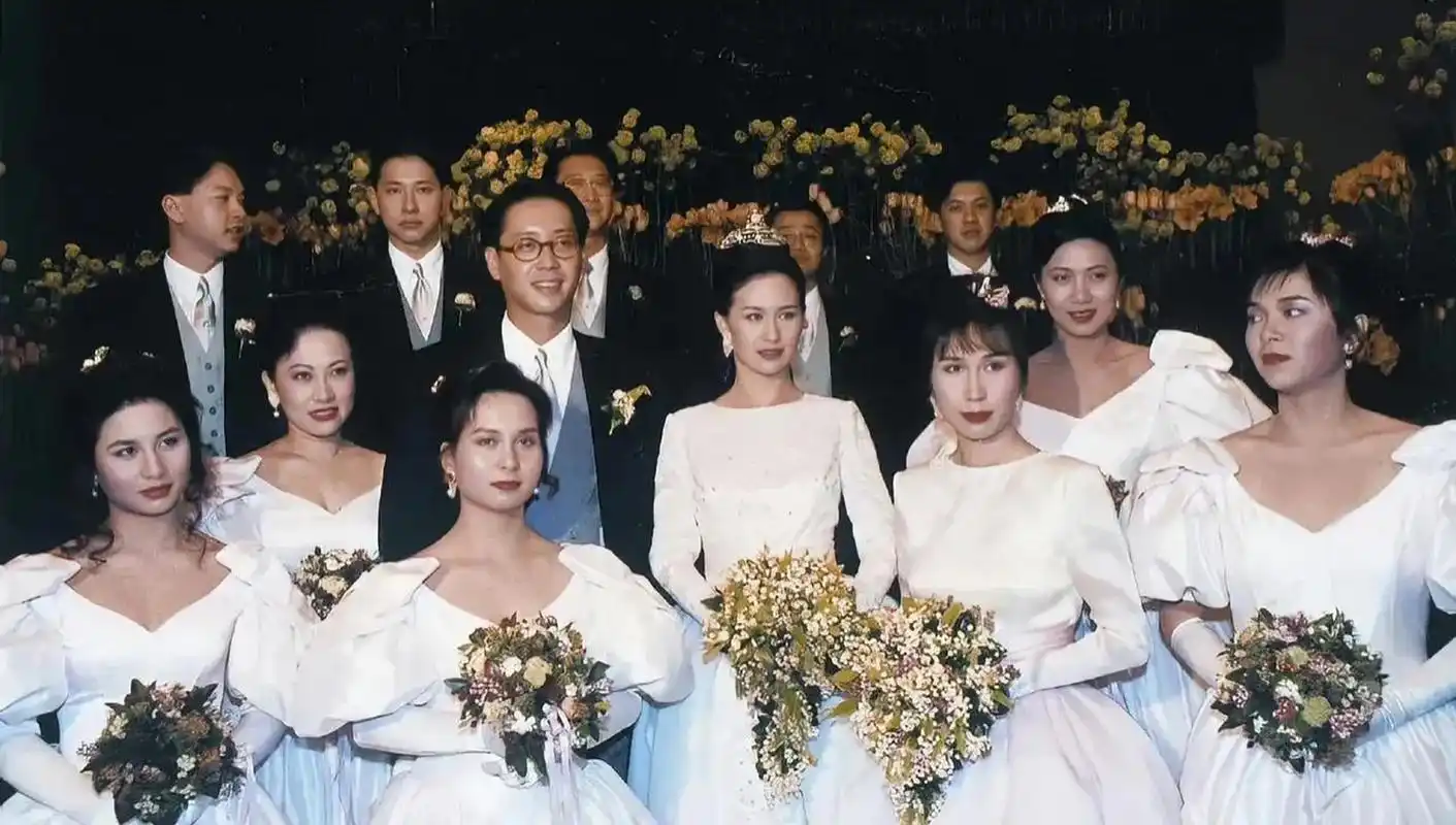 何超琼和许晋亨大婚时,她的妹妹超蕸,超凤,超仪,何超蕸都是伴娘,留