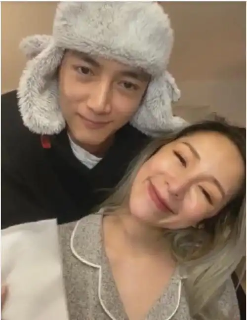 太甜了萧亚轩与小16岁男友一起开直播当众接吻后娇羞的像少女