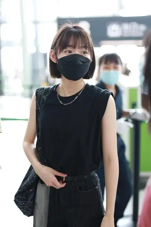 组图:段奥娟留短发清新自然 穿黑衣简单大方获粉丝送花