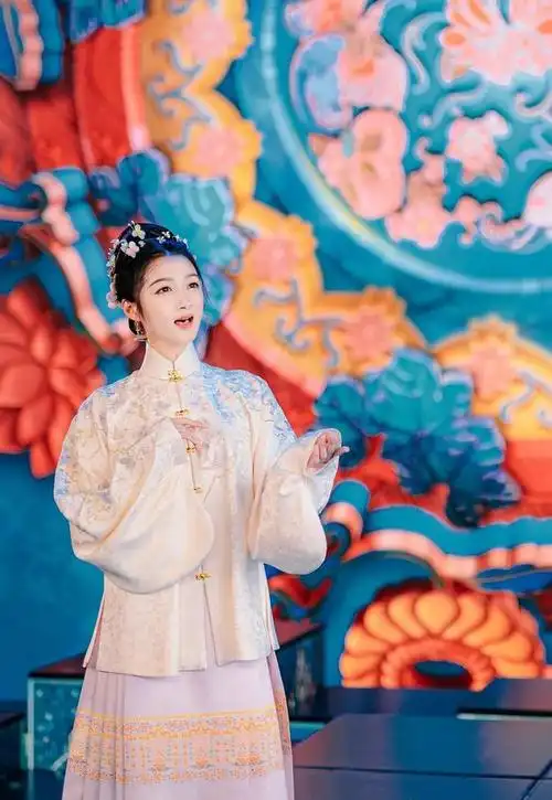 关晓彤央视春晚《年锦》明制汉服造型|春晚主持人阵容_网易订阅