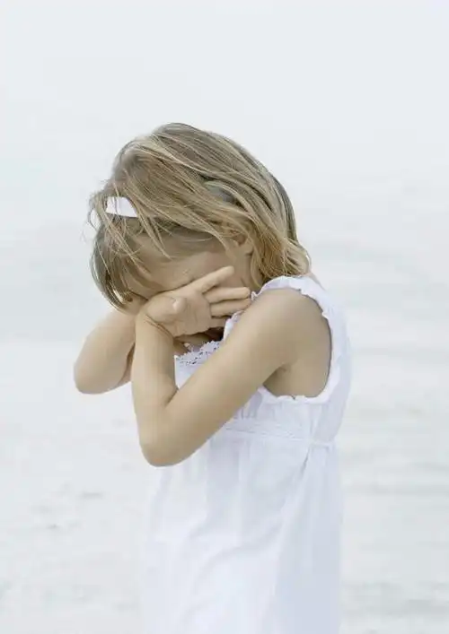 仅一个小孩,可爱,童年,童趣,双手抱头,童真,烂漫,无邪,天真,女孩,女人