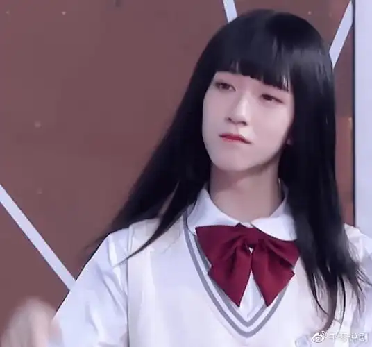 贺峻霖的女装之后,都纷纷惊叹这颜值也实在是太高了,而且扮演起女孩子