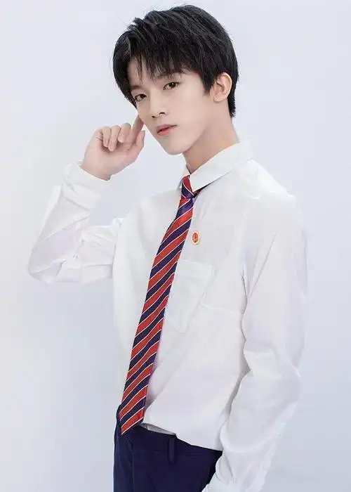 孙亦航校服一览