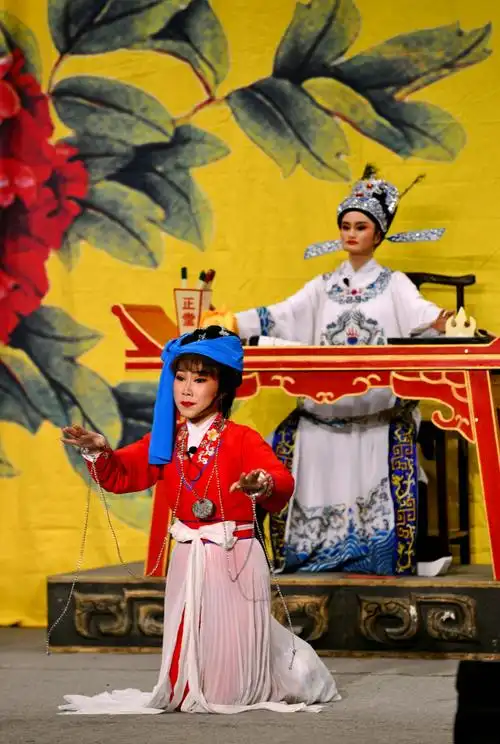 "三堂会审"中的"玉堂春"苏三(王芳饰),王金龙(吴海萍饰).