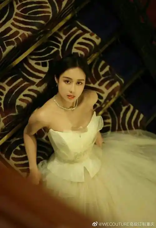 何猷君妹妹何超欣出席活动穿白色晚礼服秀妖娆身材锁骨超吸睛